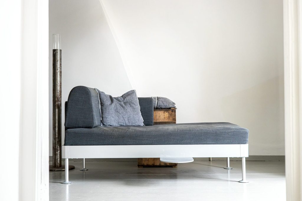 Sofá de color oscuro