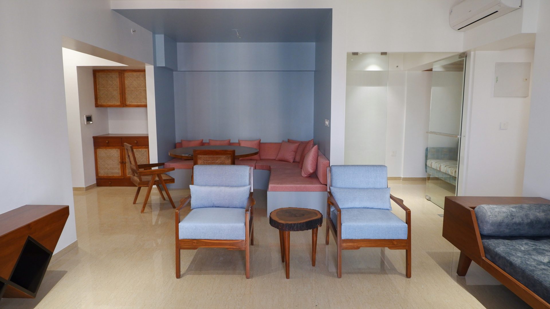 Sillones de madera y cojines azules